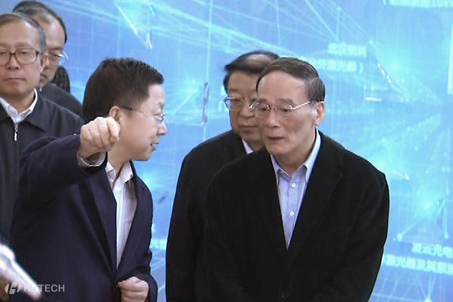 4  2013年(nian)11月22日(ri)中(zhong)央政治跼(ju)常委(wei)、中(zhong)央紀委(wei)書記王歧山(shān)了(le)解華工(gong)科(ke)技(ji)創新(xin)成(cheng)果.jpg